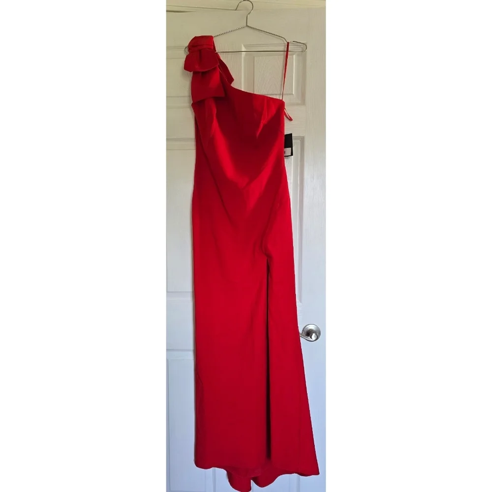 Mac Duggal▪️Red Crepe One Shoulder Bow Gown - Picture 5 of 12